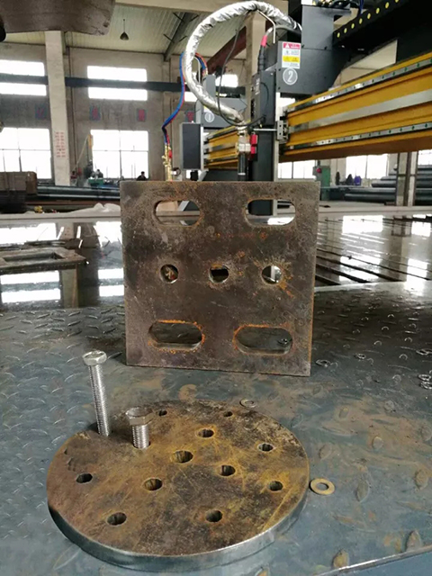 路灯生产厂家用欧博abg官网数控等离子切割机现场切割的工件